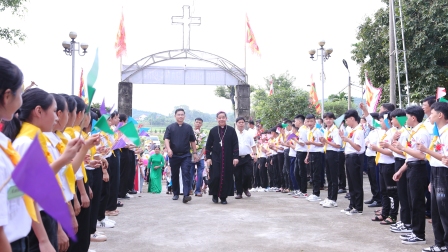 Đức cha Đaminh Hoàng Minh Tiến thăm mục vụ và ban Bí tích Thêm Sức tại giáo xứ Vân Du
