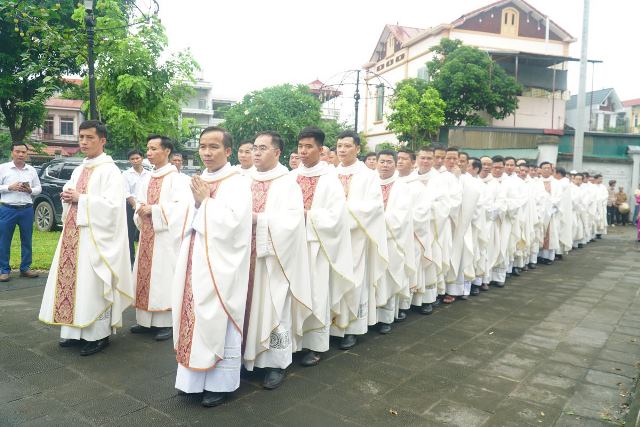 iến vào nhà thờ trong không khí trang nghiêm và linh thiêng