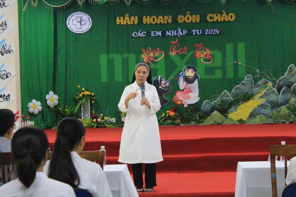 dì Maria Goretti Nguyễn Thị Tám OP chia sẻ đôi lời với các em nhập tu 