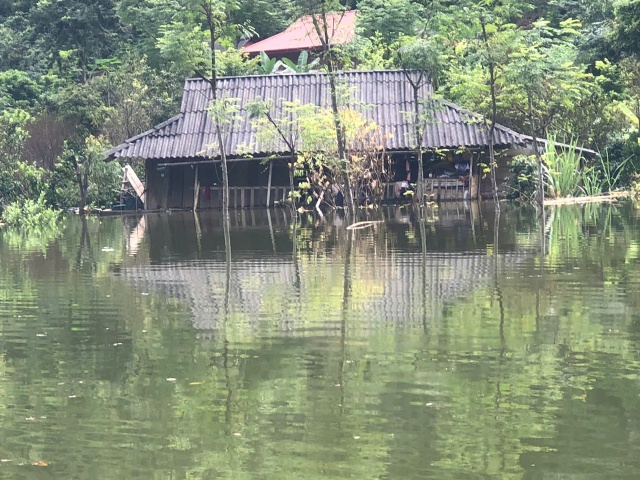 Nhà cửa, hoa màu, cùng các phương tiện và vật dụng sinh hoạt của bà con nơi đây vẫn đang ngâm trong nước