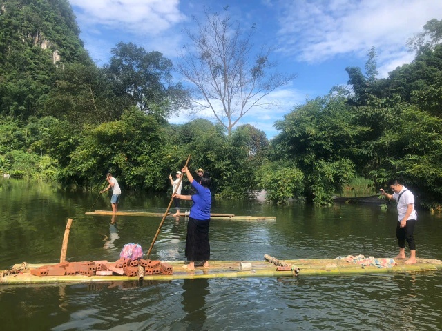 Phương tiện di chuyển duy nhất hiện tại là những chiếc bè tự tạo từ tre, nứa hoặc thậm chí từ cây chuối