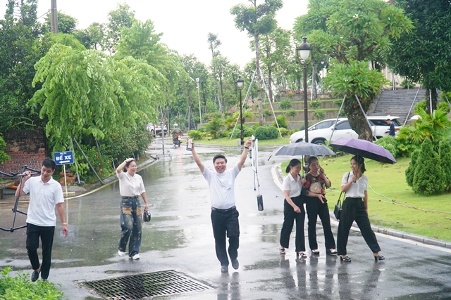 Các tham dự viên không ngại "đội mưa" đến tham dự