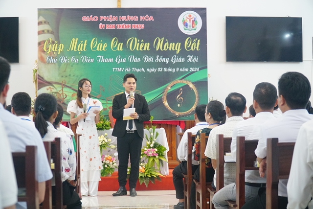 MC Phúc Nhạc và Khánh Linh 