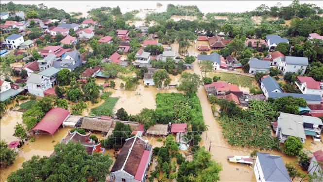 Hàng nghìn hộ dân dọc tuyến đường 32C ven theo sông Hồng thuộc các xã Tuy Lộc, Minh Tân bị nhấn chìm trong biển nước