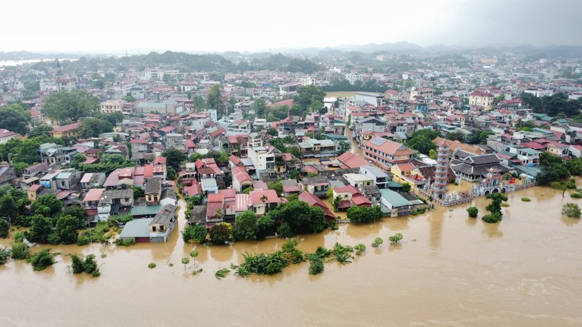 Nước sông Hồng dâng cao nhiều khu vực trong thành phố Yên Bái ngập sâu