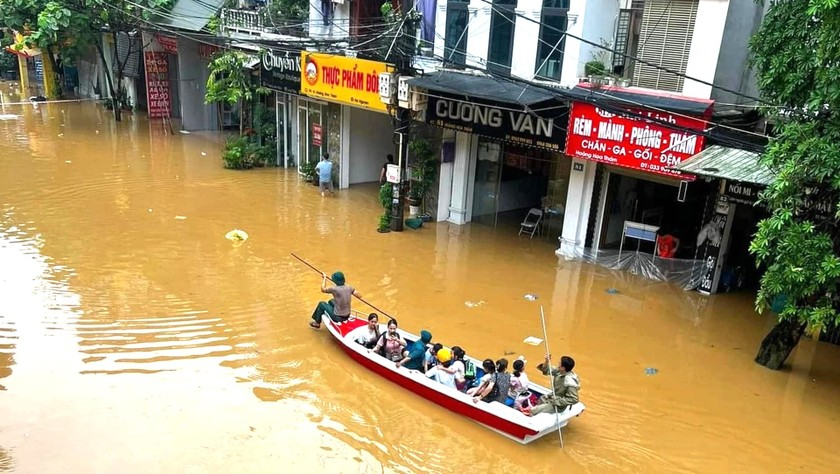 Tuyến đường trong thành phố Yên Bái ngập sâu trong nước, người dân được sơ tán khỏi nhà bằng thuyền