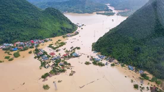 Làng mạc chìm trong biển nước mênh mông