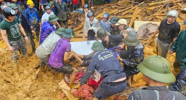 Bầu khí tang thương bao trùm khắp núi đồi!