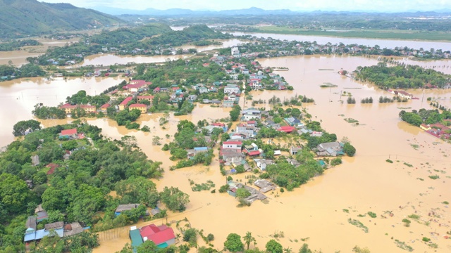 Tính đến ngày 14/9, tại khu vực xã Hiền Lương, Đan Thượng, Tứ Hiệp, thuộc huyện Hạ Hòa, tỉnh Phú Thọ, hơn 3.400 người dân vẫn bị chia cắt trong vùng lũ