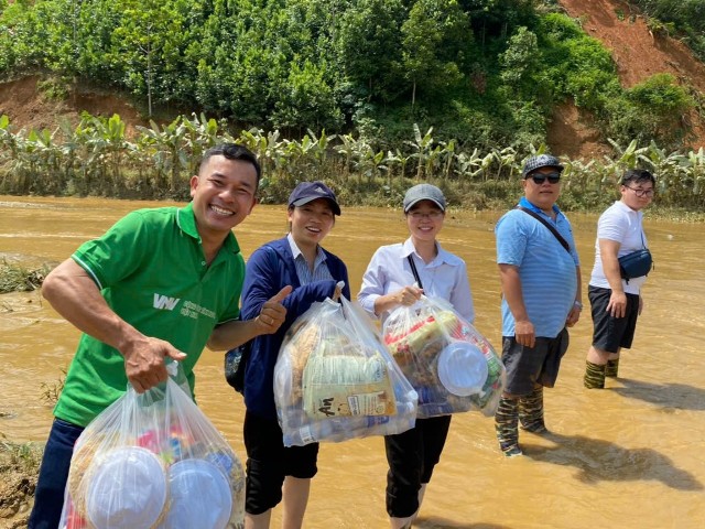 Caritas Hưng Hóa cùng với quý Cha tại các giáo xứ và các nhóm cứu trợ vận chuyển nhu yếu phẩm đến bà con vùng lũ