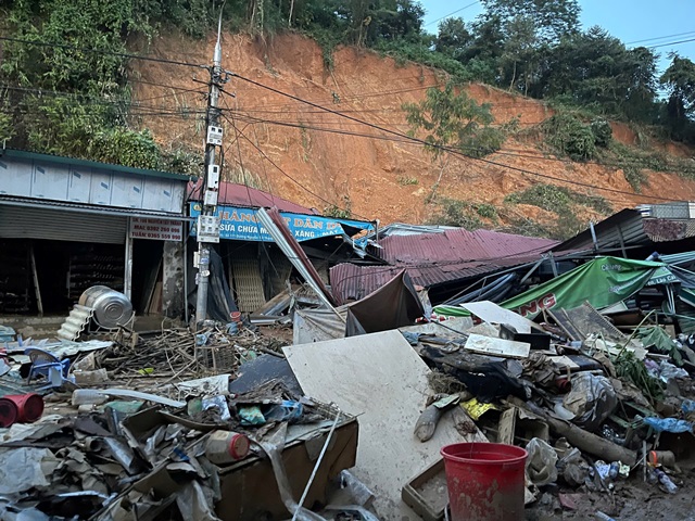 Lũ ống, lũ quét và sạt lở đất diễn ra liên tiếp, cuốn trôi nhiều ngôi nhà, khiến nhiều gia đình phải đối mặt với mất mát đau thương