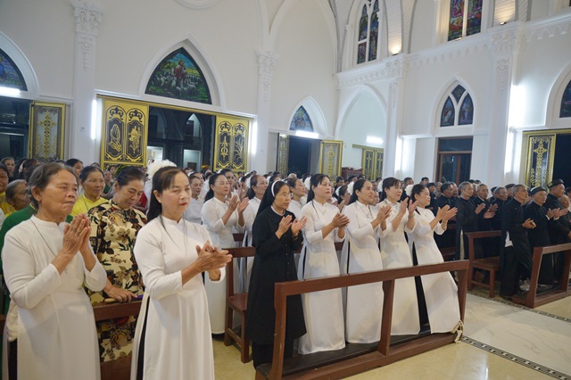 Cộng đoàn hân hoan chào chúc nhau bằng những tràng pháo tay