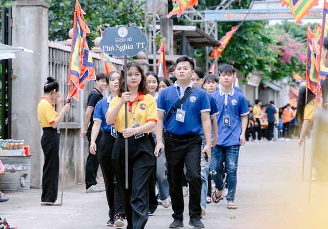 Các đoàn tham dự viên lần lượt tiến vào khuôn viên Giáo xứ Trại Vàng để tham dự ngày gặp mặt