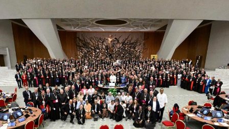 ĐTC Phanxicô và tất cả các tham dự viên Thượng HĐGM thứ 16 vào dịp kết thúc (VATICAN MEDIA Divisione Foto)