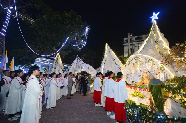 Cộng đoàn viếng hang đá