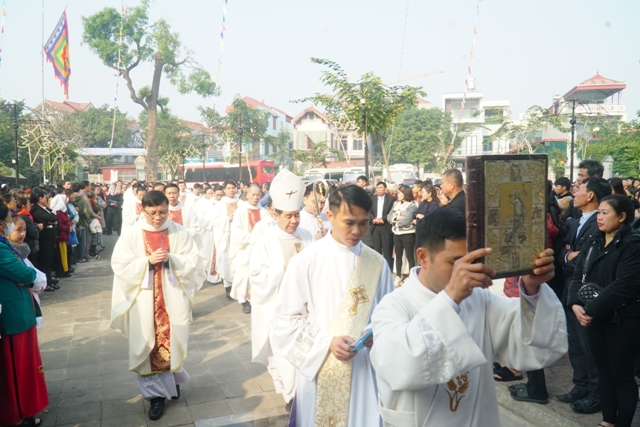 đoàn người hành hương hân hoan tiến vào Nhà thờ Chính tòa trong niềm vui thánh thiện