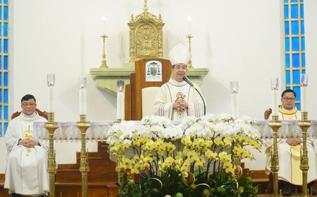 Đức cha cũng nguyện xin Chúa tuôn đổ muôn ơn lành, niềm vui, sức khỏe, sự bình an và tràn đầy hồng ân Thiên Chúa xuống trên mỗi người trong năm mới này.