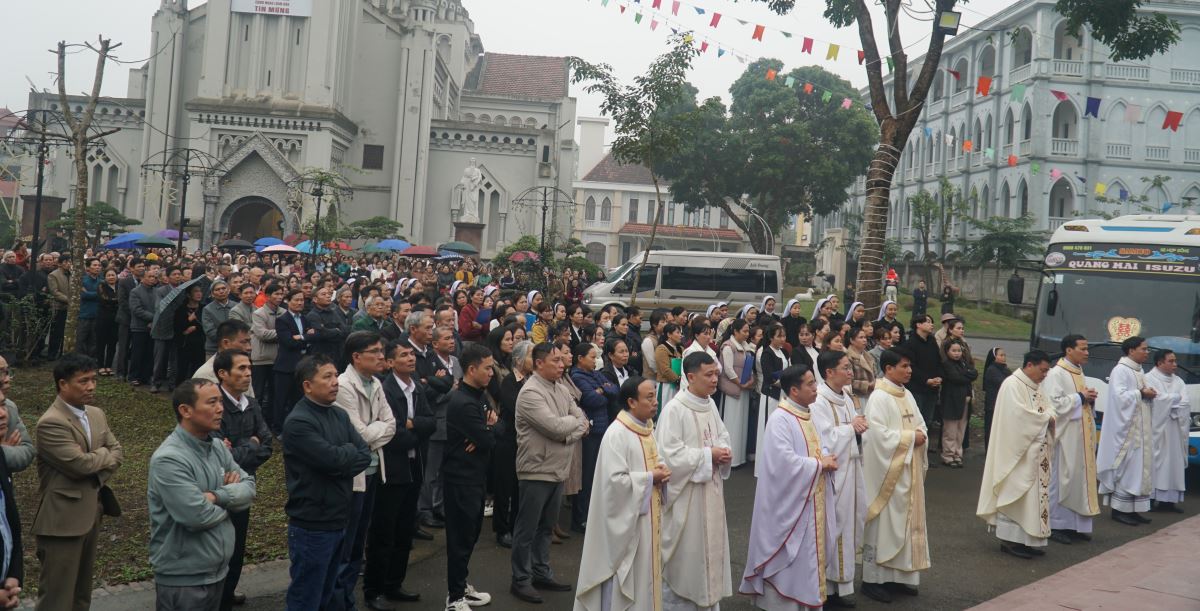 Nghi thức hành hương trước Hang đá 