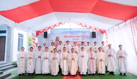 Giáo Xứ Vĩnh Hoá Hân Hoan Chào Đón Cha Phó Đặc Trách Giuse Đỗ Văn Nguyên