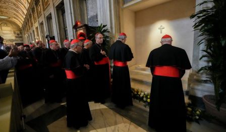 Hồng y đoàn viếng mộ Đức Thánh Cha Phanxicô và nguyện Kinh Chiều