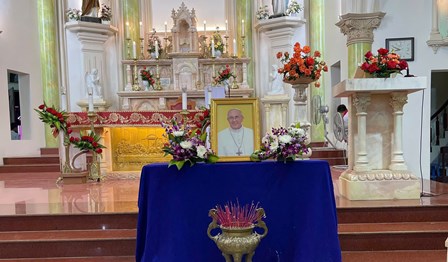 Giáo xứ Trại Vàng - cầu nguyện cho Đức Thánh Cha Phanxicô