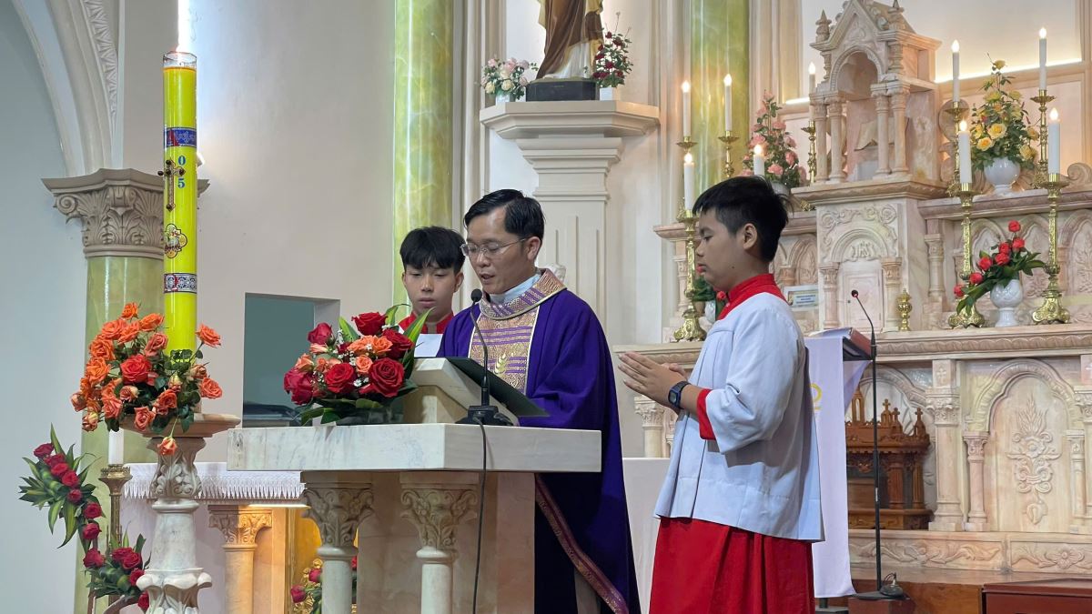 Cha Giuse Nguyễn Tiến Thành công bố Lời Chúa và giảng lễ