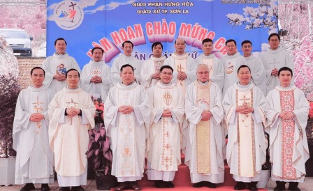 Giáo Xứ Sơn La Hân Hoan Mừng Đón Cha Tân Chính Xứ Giuse Đỗ Tiến Quyền