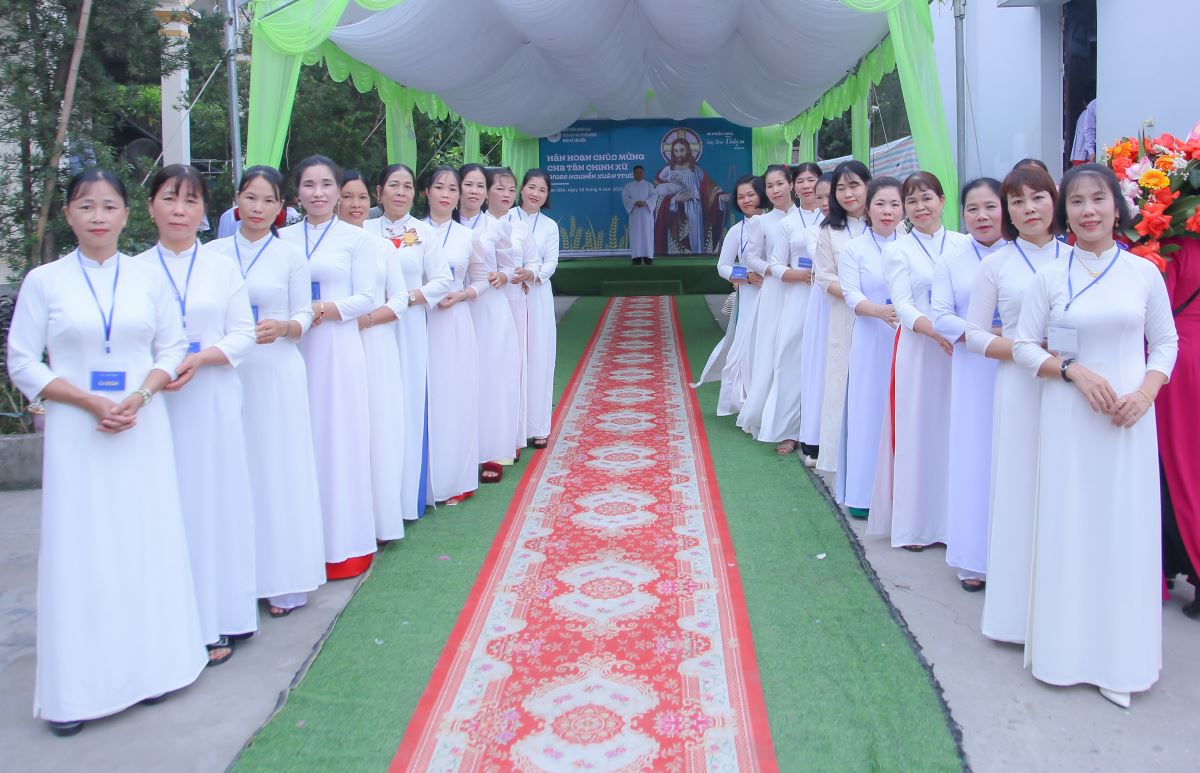 Tiếp tân xếp thành 2 hàng chào đón quý cha, quý khách và cộng đoàn