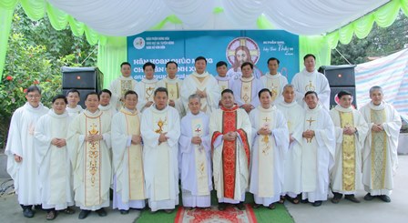 Giáo Xứ Vân Đồn Hân Hoan Chào Đón Cha Tân Chính Xứ Giuse Nguyễn Xuân Trường