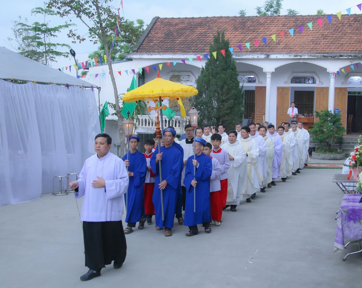 Đoàn rước đồng tế tiến vào Nhà thờ hiệp dâng Thánh lễ