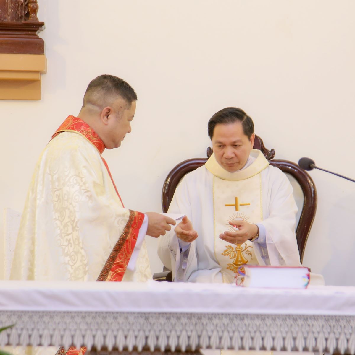 Cha tân chính xứ Giuse trình Văn thư bổ nhiệm lên Cha Quản hạt