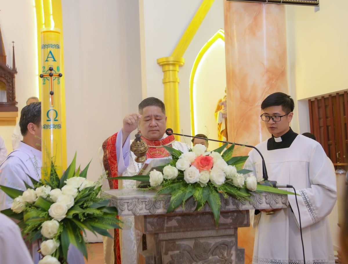 Cha tân chính xứ Giuse công bố Lời Chúa