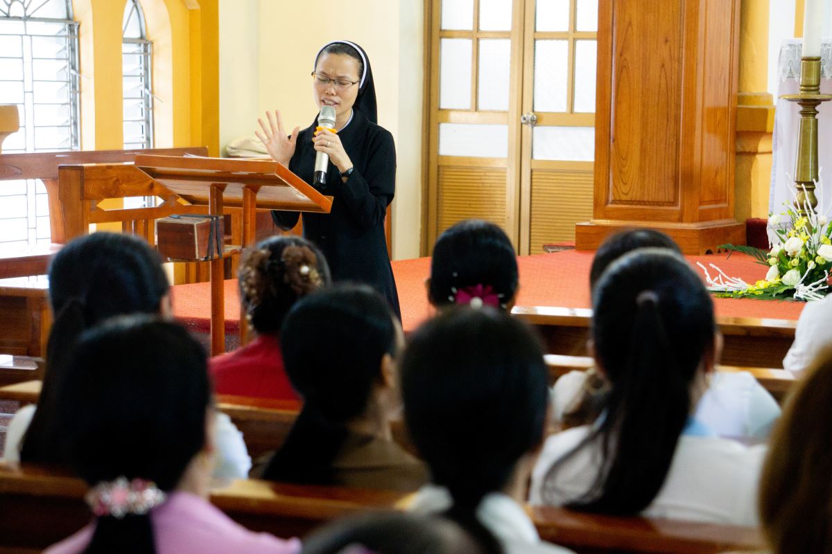 Cộng đoàn tĩnh tâm xét mình