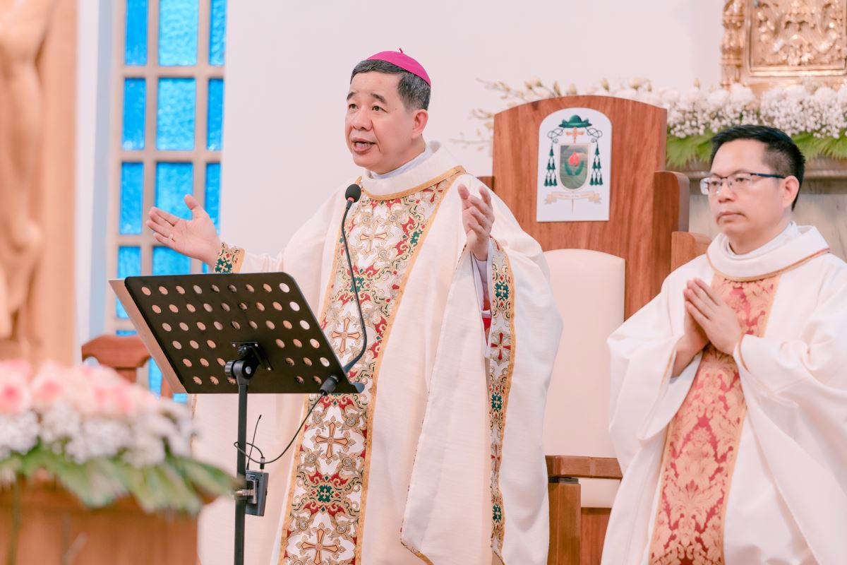 Đức cha Đaminh Hoàng Minh Tiến chủ tế Thánh lễ
