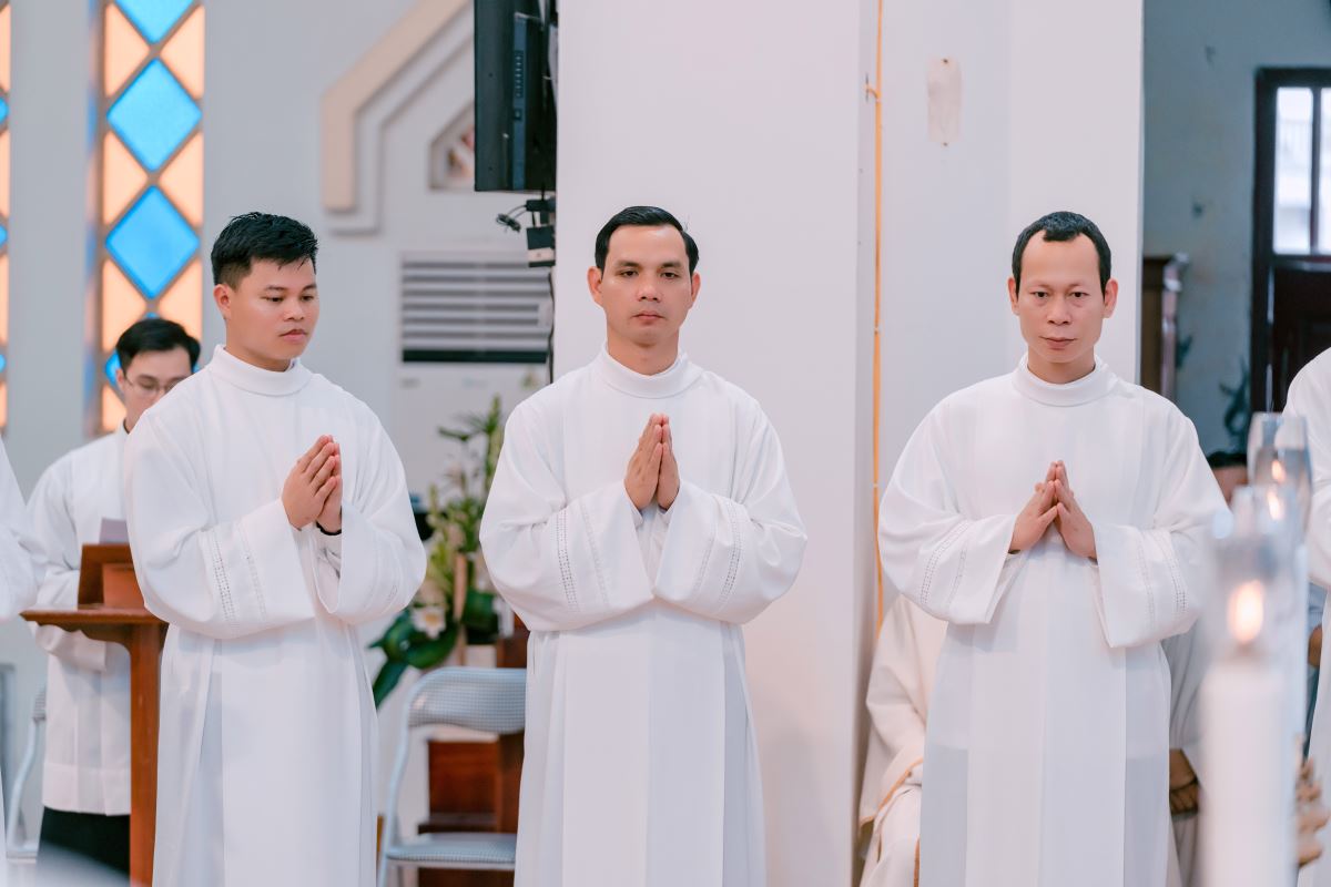 Các tiến chức đáp lại và tiến lên