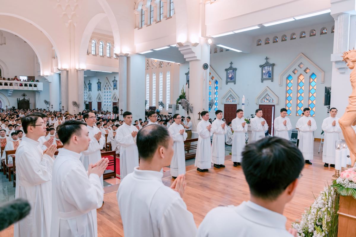 Các tiến chức trả lời thẩm vấn