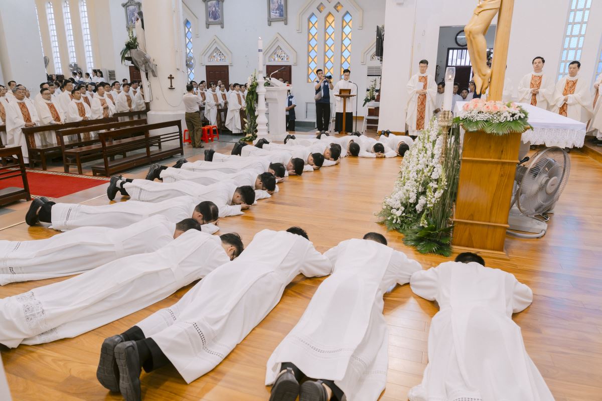 Các tiến chức phủ phục trong khi cộng đoàn hát Kinh cầu các thánh