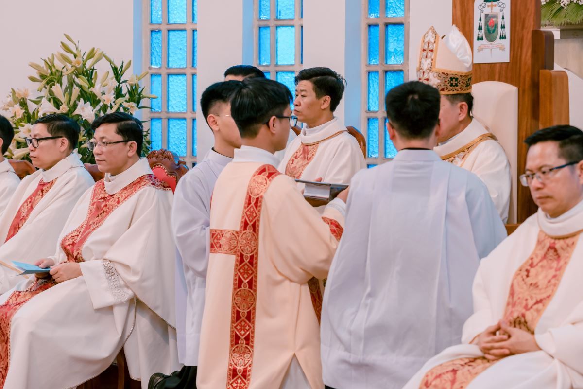 Trao sách Phúc Âm