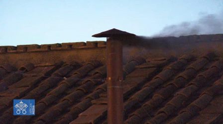 Lần bỏ phiếu đầu tiên: khói đen - các Hồng y chưa bầu được Giáo hoàng