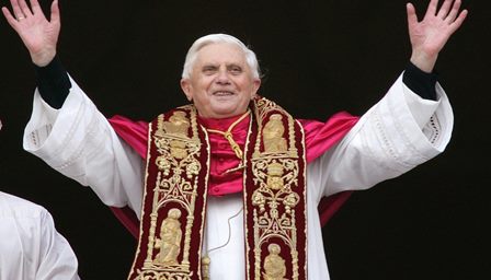 Ý nghĩa lễ phục của tân Giáo hoàng trong lần xuất hiện đầu tiên