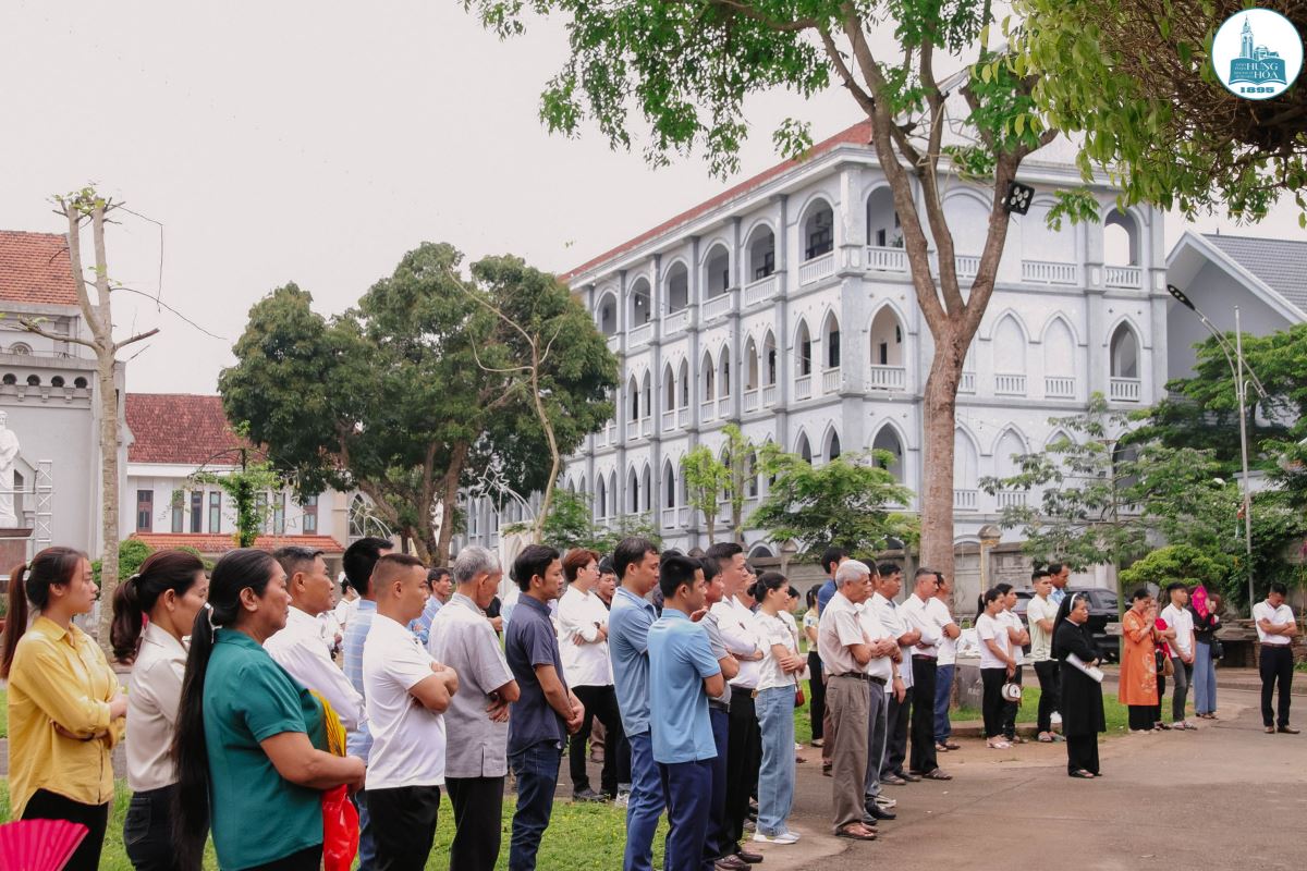 Cộng đoàn tham dự nghi thức hành hương