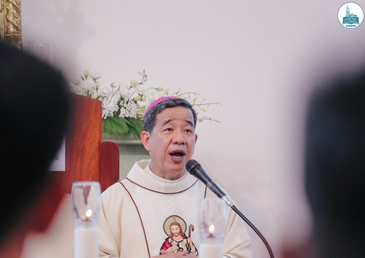 Đức cha Đaminh ngỏ lời đầu lễ