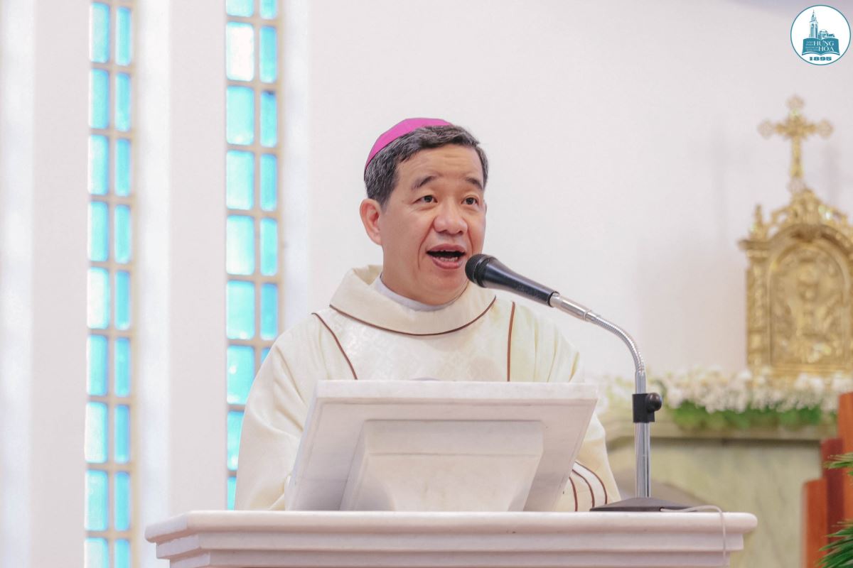 Đức cha Đaminh giảng lễ