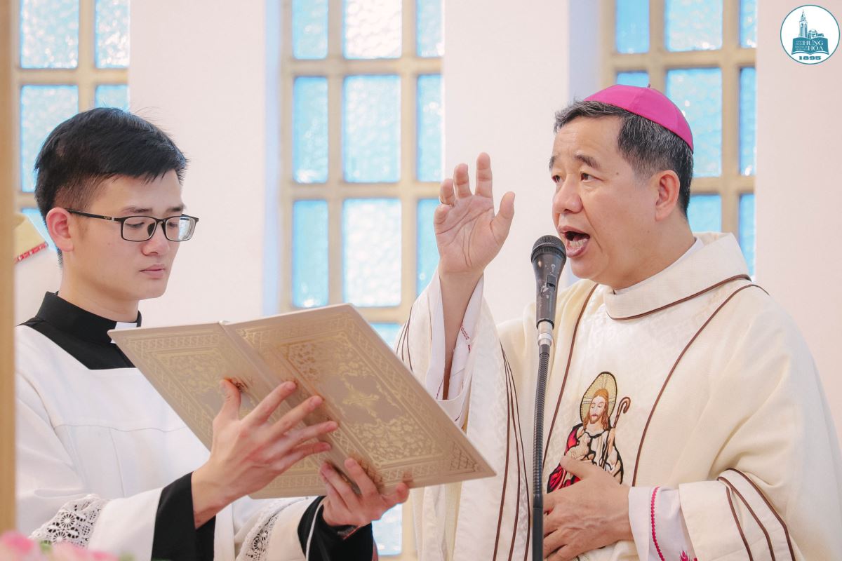 Đức cha Đaminh ban phép lành với Ơn Toàn Xá