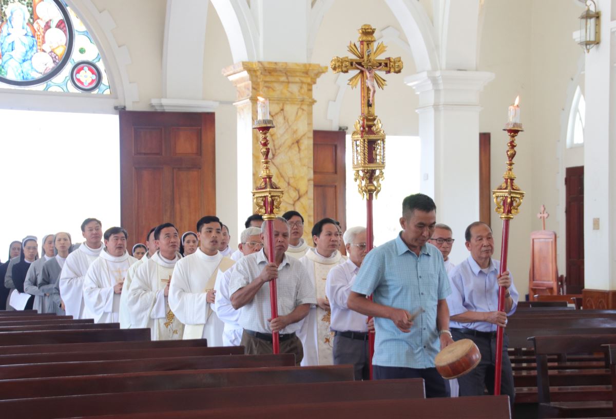 Đoàn rước tiến vào Nhà thờ để hiệp dâng Thánh lễ