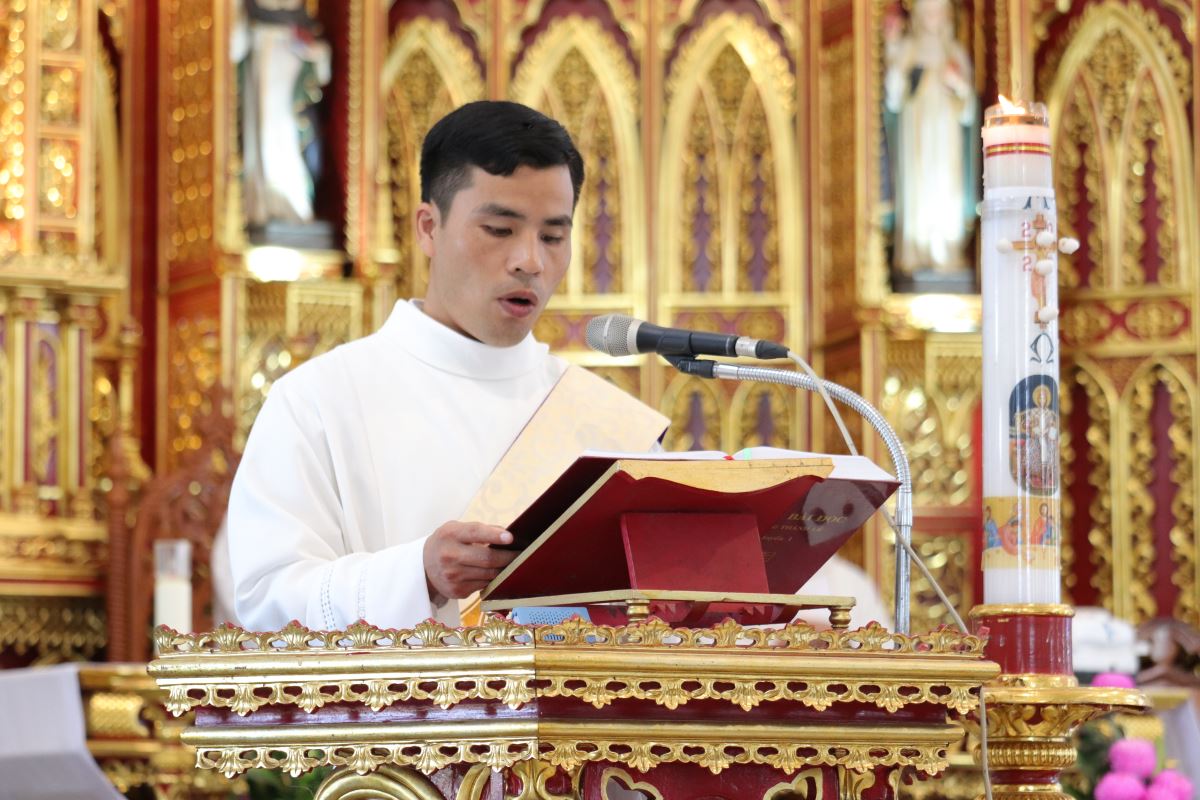 Thầy Phó tế Phêrô Mai Văn Thủy công bố Tin mừng