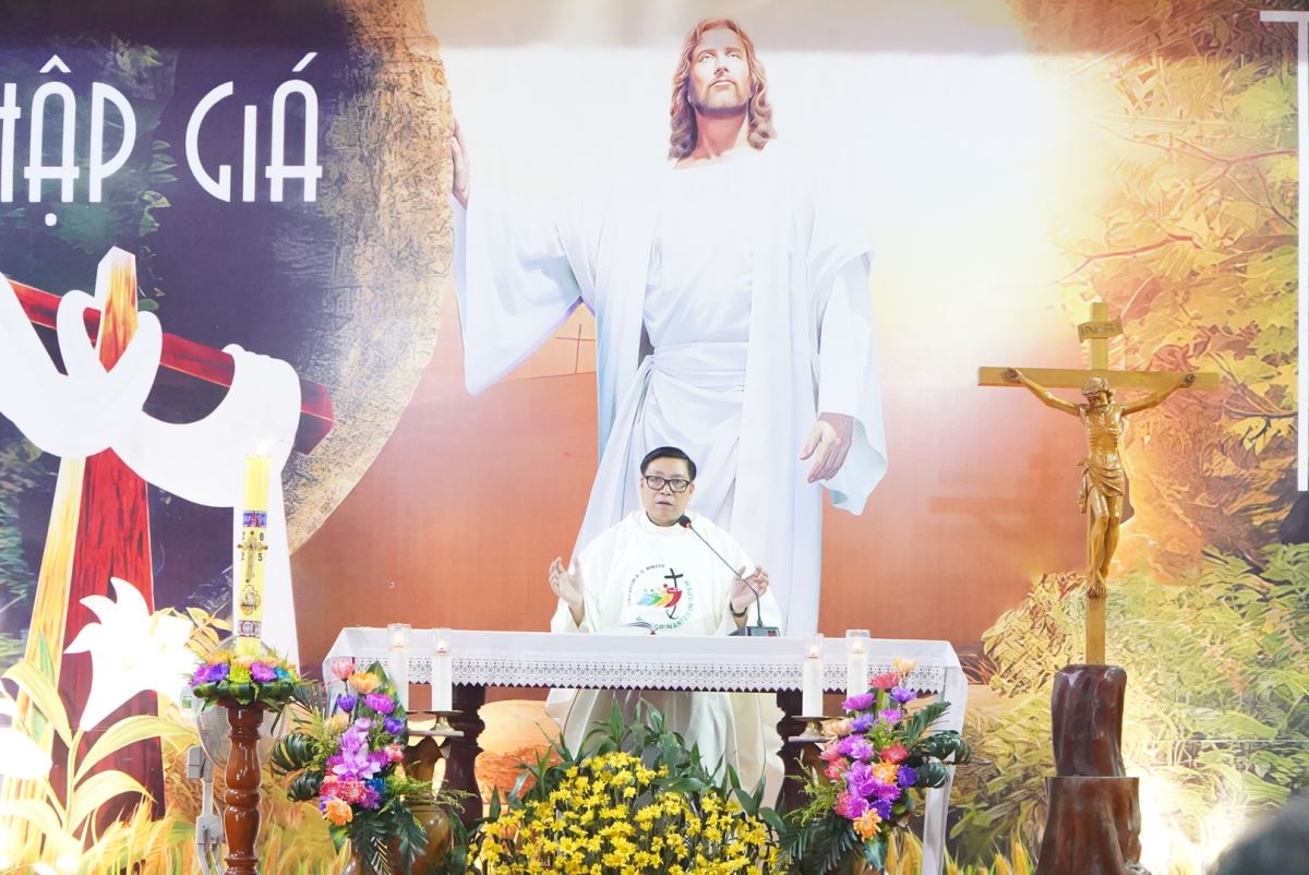 Cha xứ Antôn chủ sự Thánh lễ