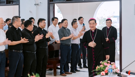 Đại Diện Giáo Dân Trong Giáo phận Hưng Hóa Chúc Mừng Đức Cha Phụ Tá Tân Cử Phaolô Nguyễn Quang Đĩnh