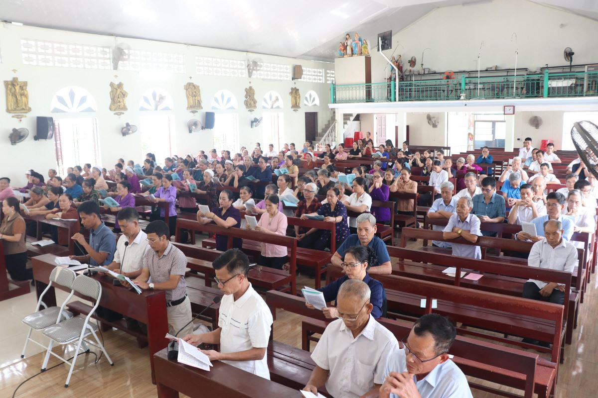 Cộng đoàn sốt sắng hiệp thông trong giờ chầu