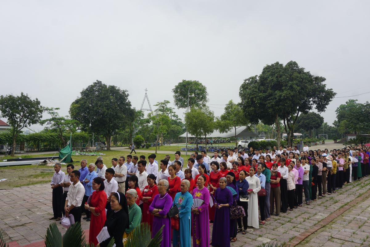 Cộng đoàn tham dự nghi thức hành hương